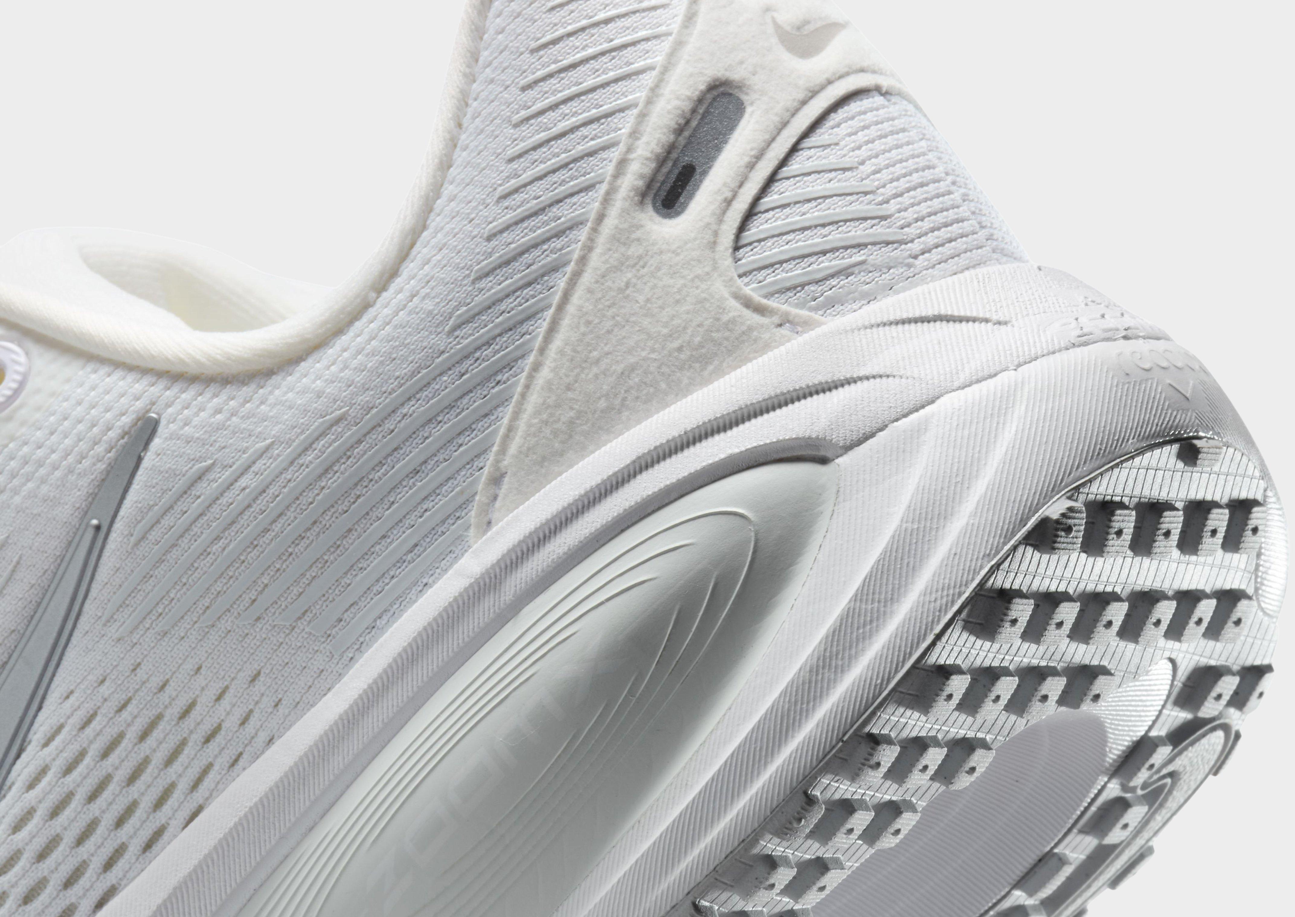 White Nike Vomero 18 Women's - JD Sports Singapore